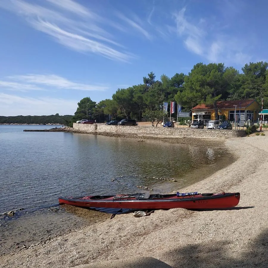 Apartment Holiday House Punta Blue & Orange 5M From The Sea, Island Cres Punta Kriza