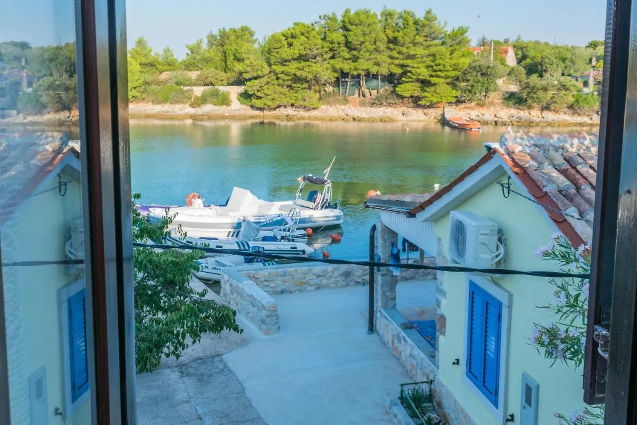 Apartment Holiday House Punta Blue & Orange 5M From The Sea, Island Cres Punta Kriza
