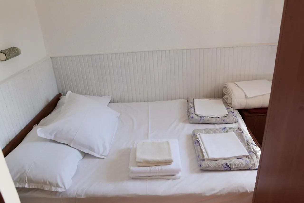 Apartment Holiday House Punta Blue & Orange 5M From The Sea, Island Cres Punta Kriza