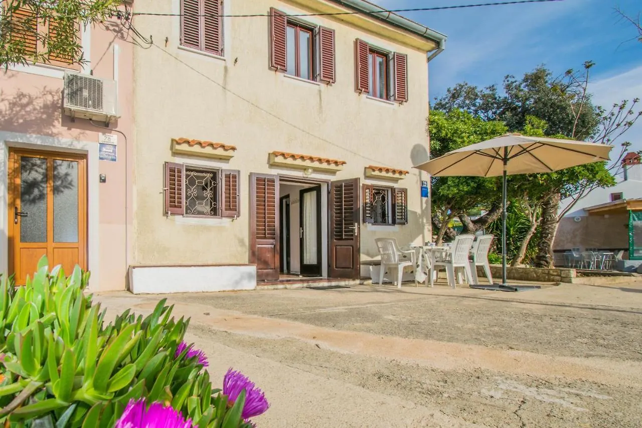 Apartment Holiday House Punta Blue & Orange 5M From The Sea, Island Cres Punta Kriza