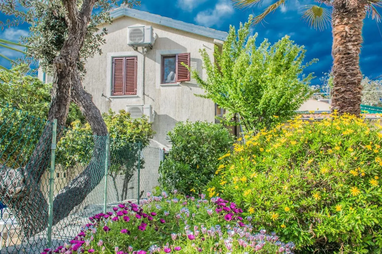 Apartment Holiday House Punta Blue & Orange 5M From The Sea, Island Cres Punta Kriza